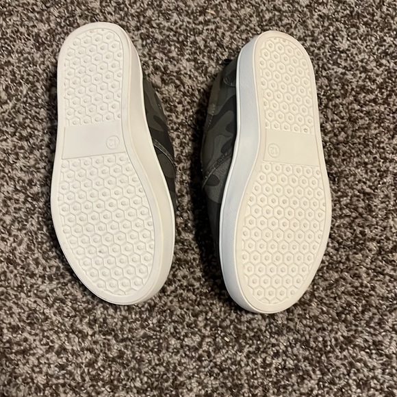 **NEW** Gap Camo slip on sneaker - Picture 2 of 3